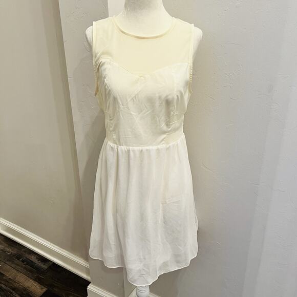 banana usa Dresses & Skirts - Banana USA Dress Womens Medium Fit Flare Sheet Top Off White Dress